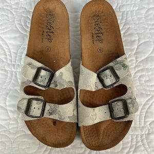 Women size 9 camo sandals